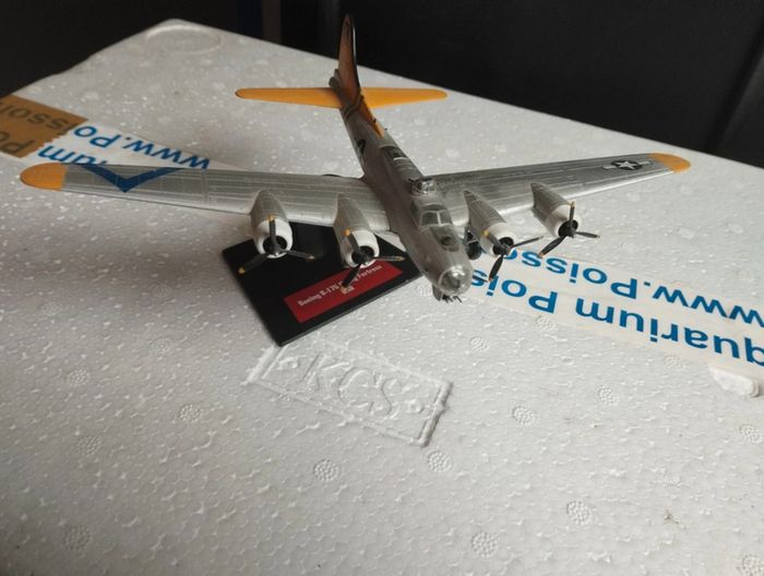 Avion de combat Boeing B-17G flying Fortress USA - photo numéro 4