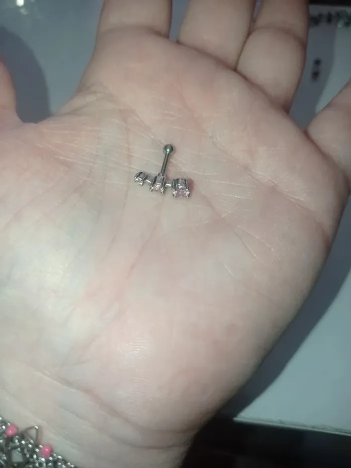 Piercing rose petite boule a vissé - photo numéro 3