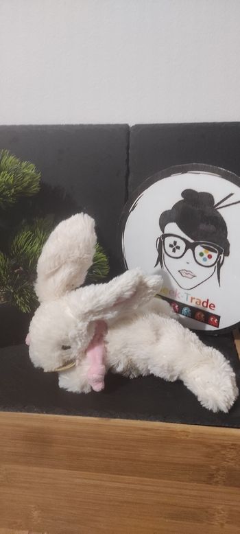 Peluche Lapin Bonbon Doudou et Compagnie Rose couché blanc ruban écharpe noeud