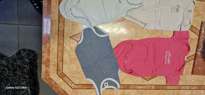 Lot de 4 bodies de taille 3ans très bonne état - photo numéro 3