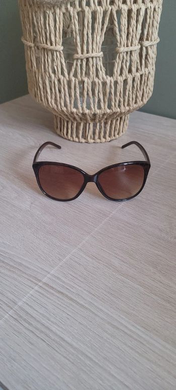 Jolie paire de lunettes de soleil