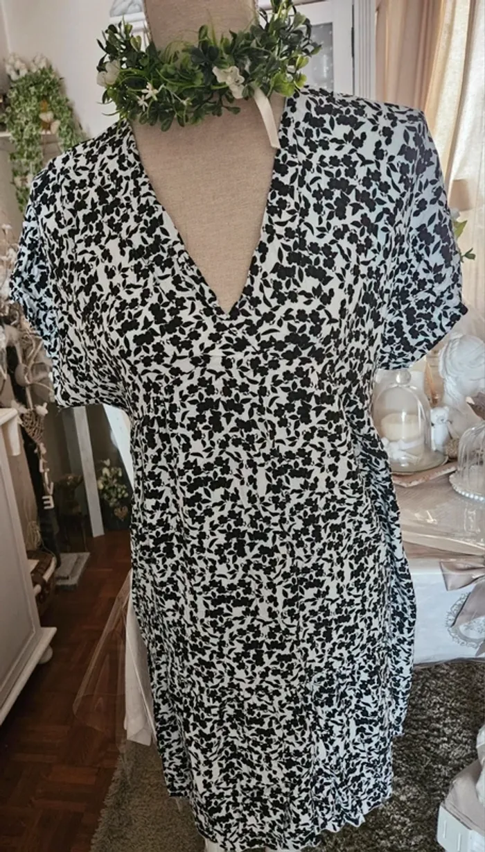Robe blanche noire New Collection Taille 42 - photo numéro 2