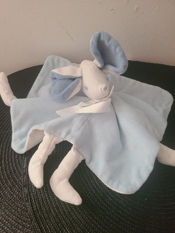 Doudou plat Lapin bleu blanc grelot Ruban satin ajena