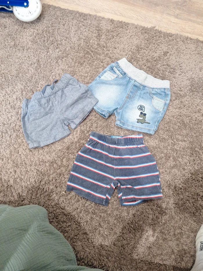 Lot shorts taille 18mois