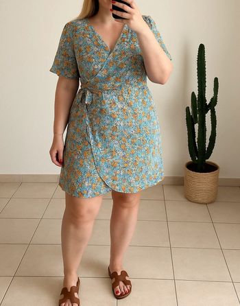 Belle robe coupe midi à motifs colorées taille 42