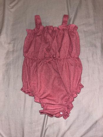 Très belle barboteuse à bretelles pour petite fille