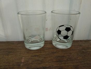 2 verres à liqueur ballon de foot