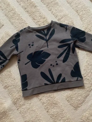 Sweat gris à motifs feuilles – Kiabi – Taille 4 ans (98-107 cm)