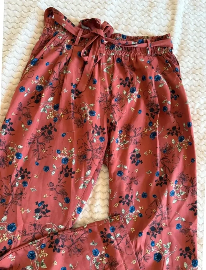 Pantalon fluide droit couleur corail fleurs Scarlet Roos S satiné - photo numéro 7