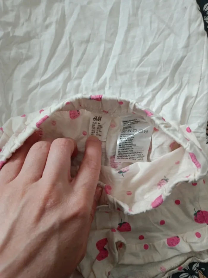 Ensemble H&M tee shirt et short blanc fraises roses 86cm - photo numéro 3