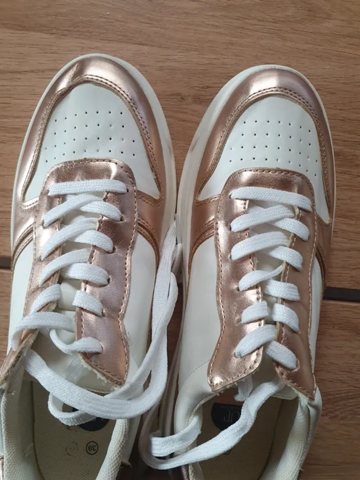 🌸 Baskets blanches avec détails rose gold 🌸 pointure 39 🌸 - photo numéro 3