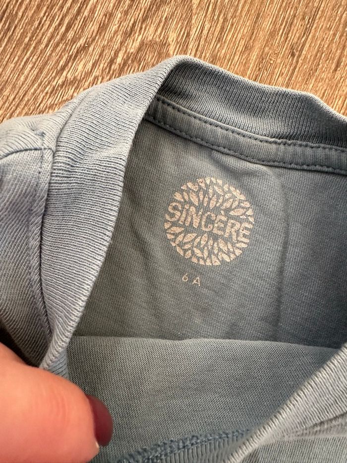 - Tee shirt Sincère  - 6 ans - Très bon état - photo numéro 2