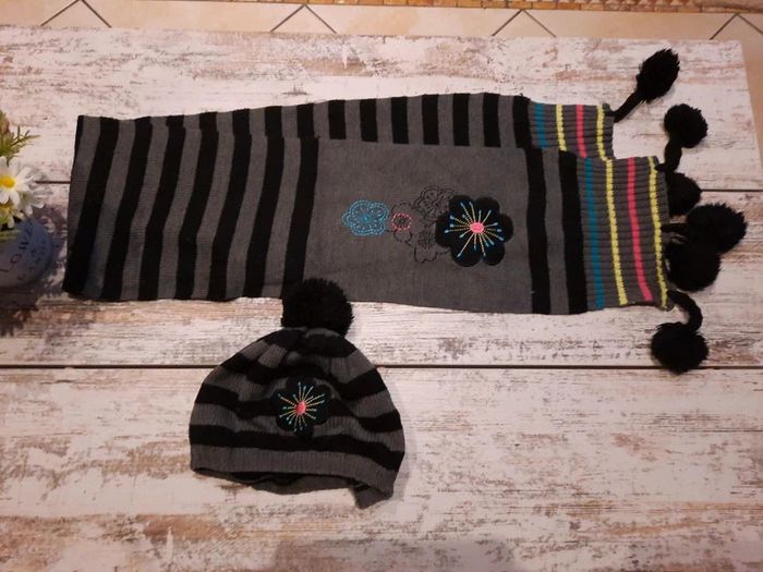 bonnet avec broderie  et echarpe  deco de pompons