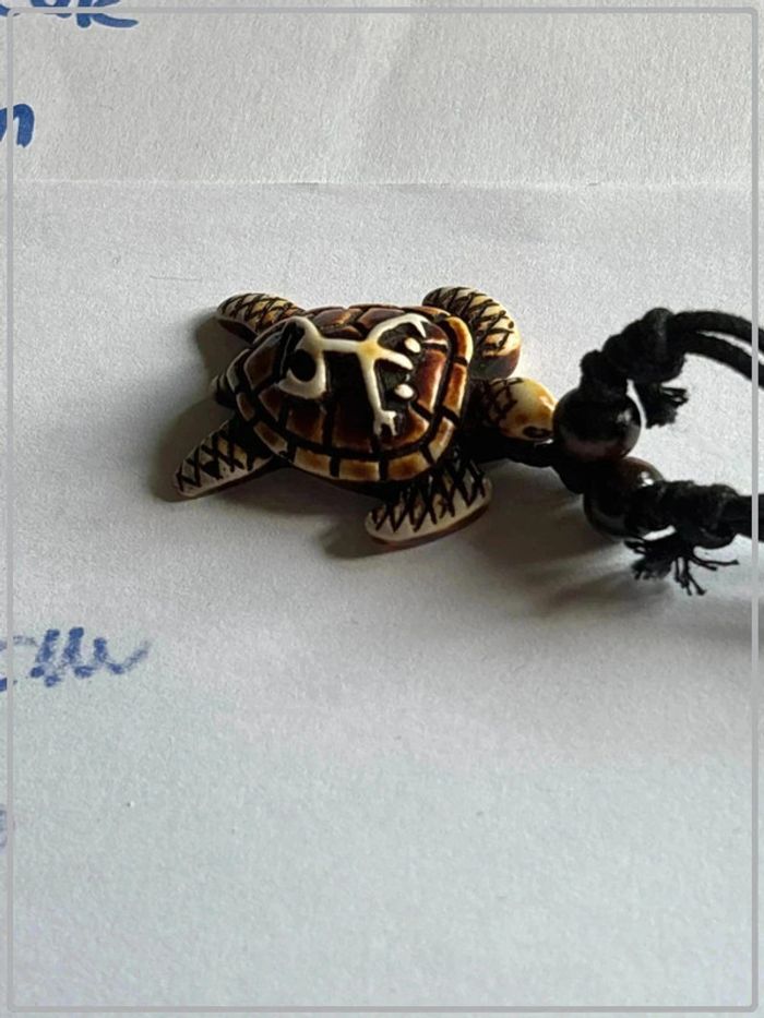 Collier tortue en résine - photo numéro 4