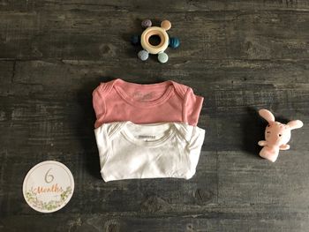 Lot bodies bébé. Taille 6 mois, orchestra