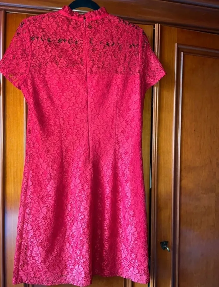 Robe rouge en dentelle - photo numéro 2