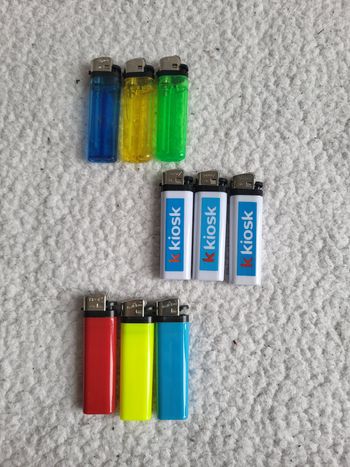 Lot de 9 briquets pleins