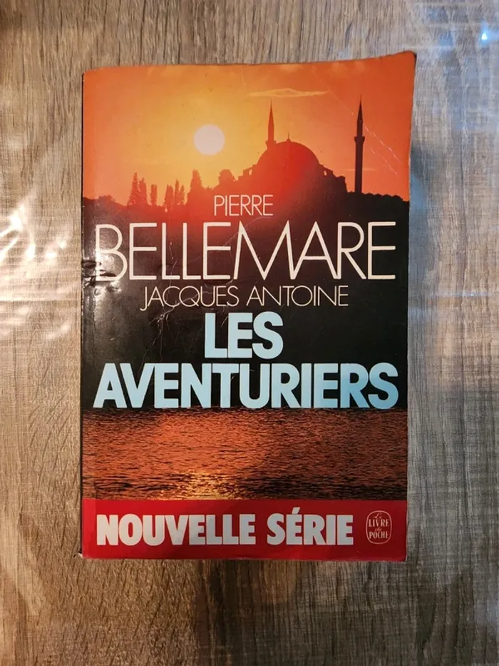 Livre de poche "les aventuriers" de Pierre Bellemare et Jacques Antoine