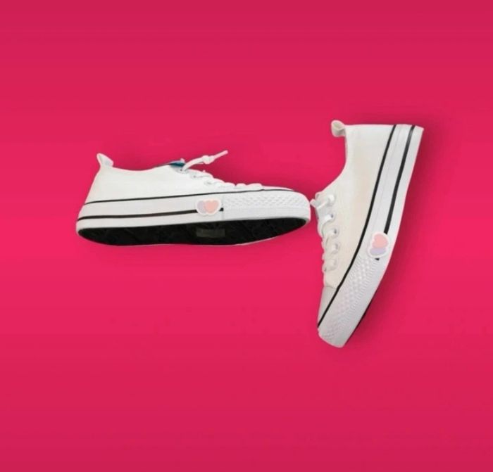 Baskets blanches lacets élastiques neuves Lovely skull pointure 31