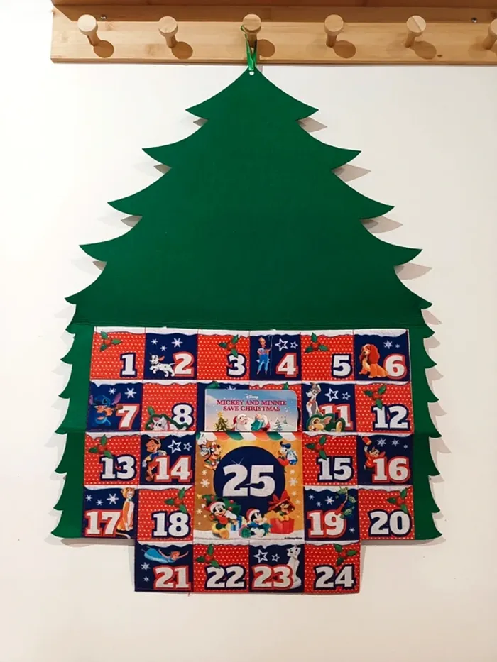 Calendrier de l’Avent Disney XXL Sapin feutrine + 24 personnages + Histoire Jour 25 Anglais Neuf - photo numéro 3