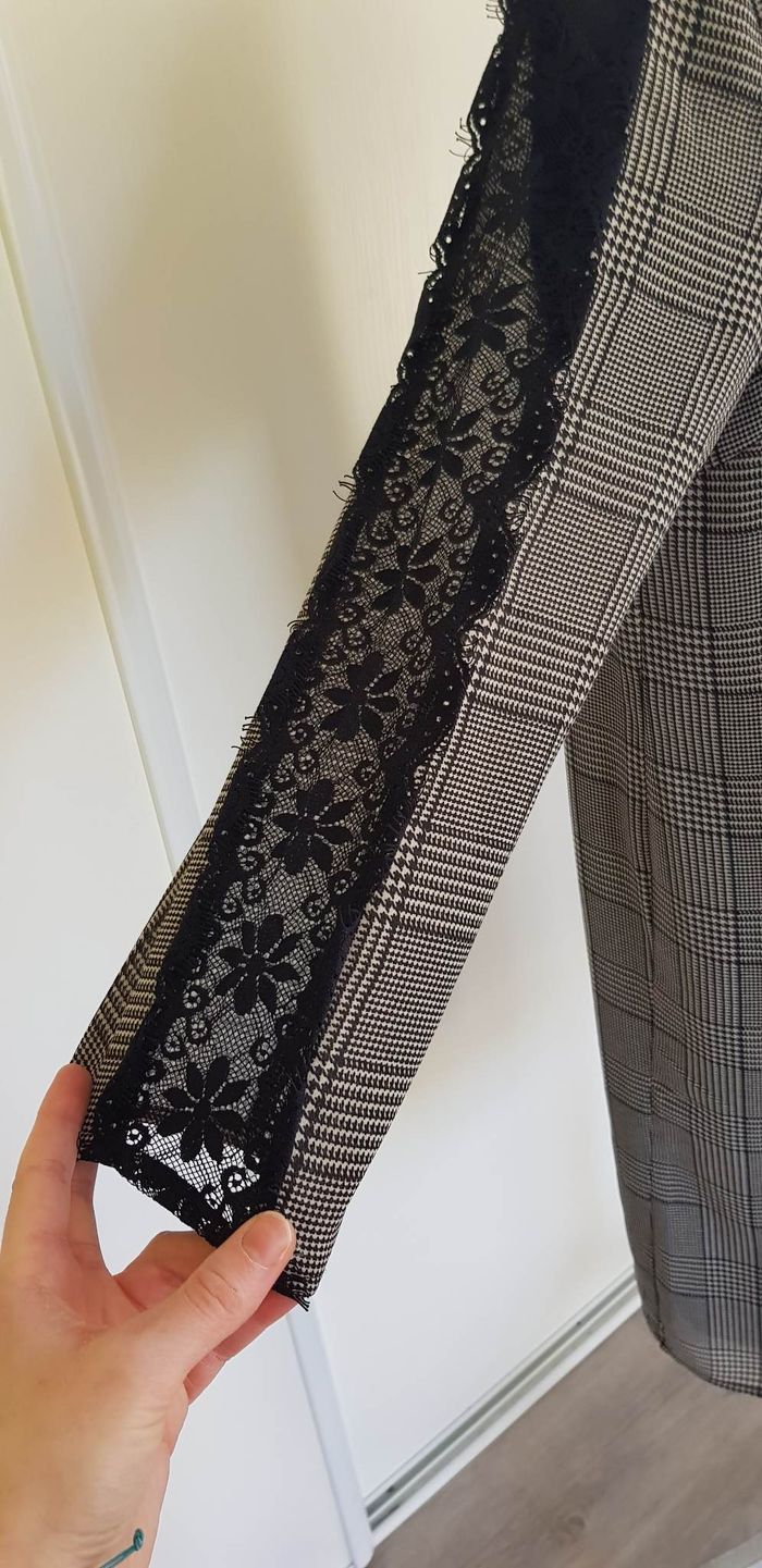 Robe à carreaux avec dentelle sur les manches - photo numéro 3