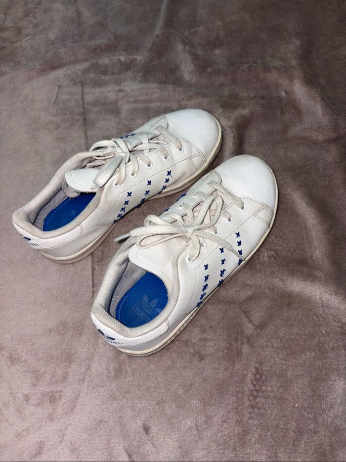 Baskets Adidas Stan Smith enfant taille 35 bleues et blanches en bon état - photo numéro 4