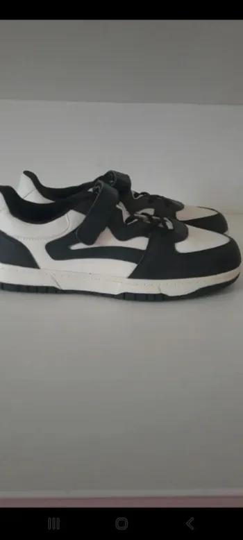 Baskets noires et blanches athletic p.39 neuves