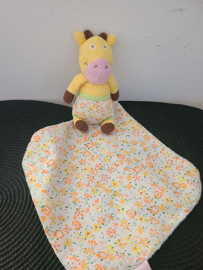 Doudou girafe jaune avec mouchoir LATITUDE ENFANT