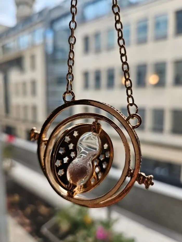 Collier doré avec sablier retourneur de temps neuf sous blister