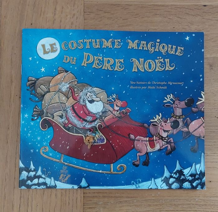 Le costume magique du père Noël - lire c'est partir