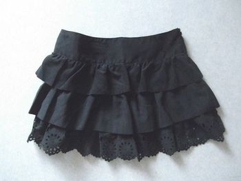 Jupe noire à volants