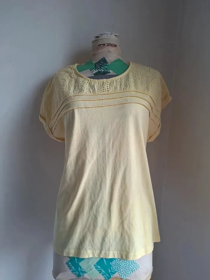 Top jaune pastel ajouré Damart, Taille 46/48 (taille petit)