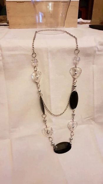 collier avec perles noires et cœur