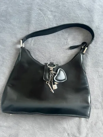 Sac Y2K vintage noir verni à breloques – style 2000s
