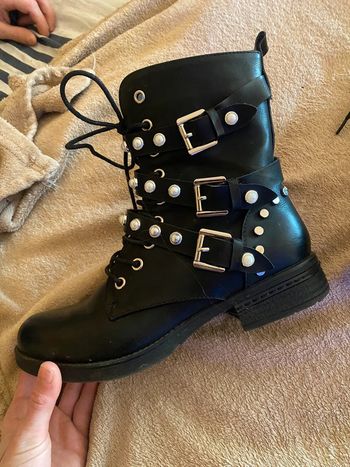 Bottines noires à perles