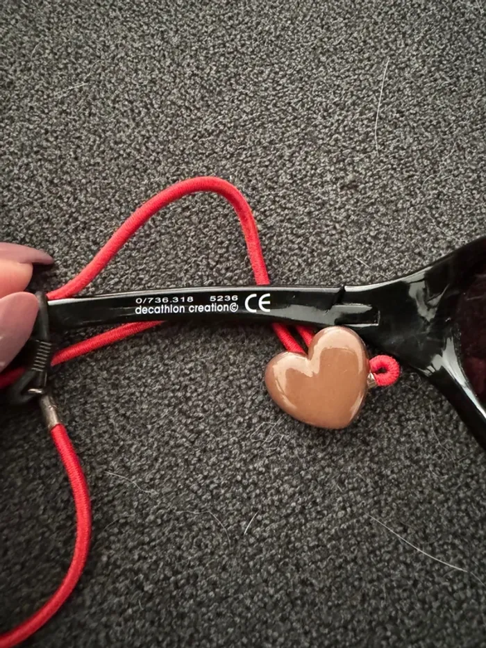Lunettes de soleil noires pour enfant avec cordon rouge décathlon - photo numéro 4