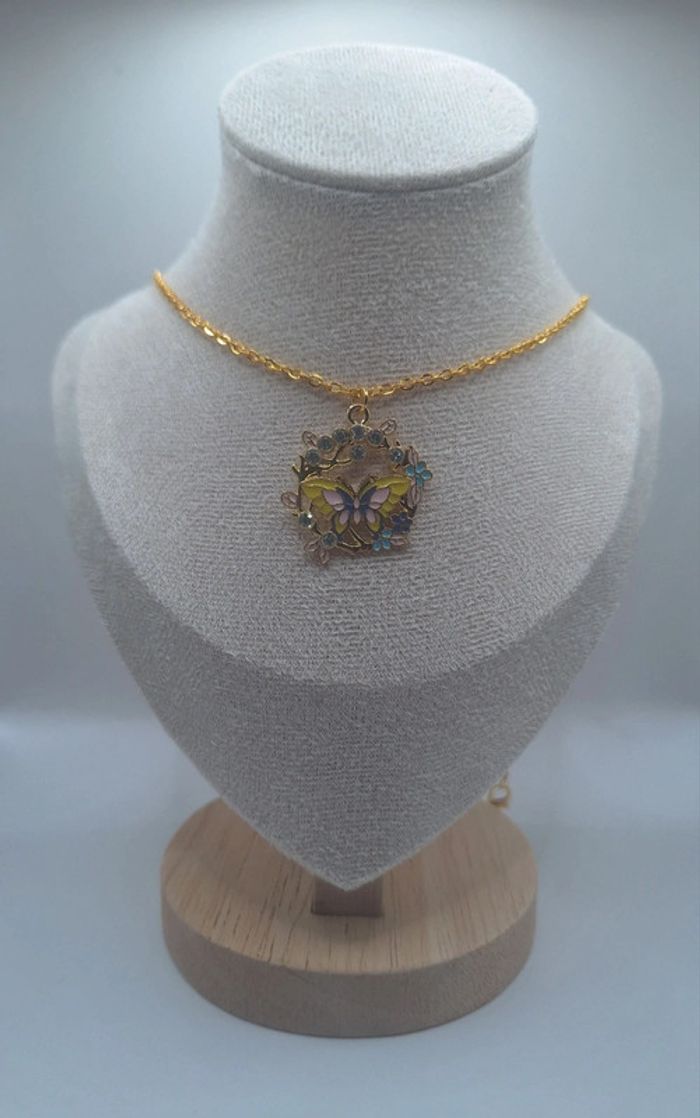 Collier papillon jaune