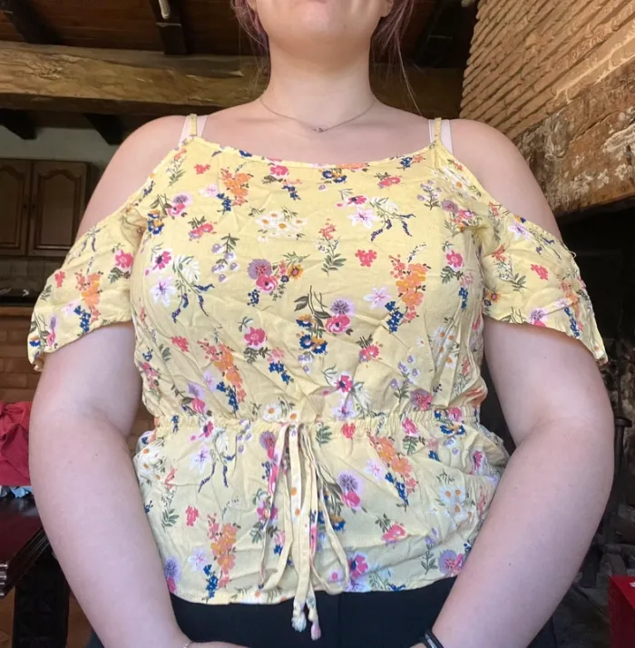 Haut jaune fleuri