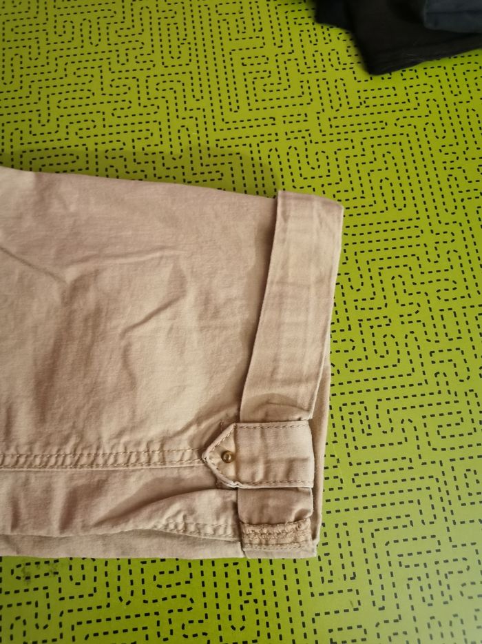 Pantacourt fantaisie dorée, 4 poches, bouton et fermeture , revers en bas - photo numéro 4
