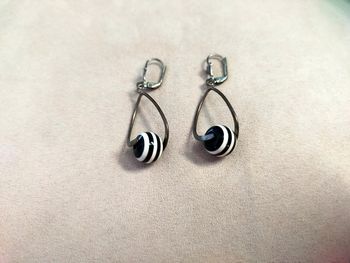 Boucles d’oreilles goutte & perle rayée – Fantaisie chic