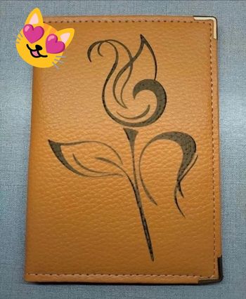 Porte feuille en cuir couleur moutarde motif fleur