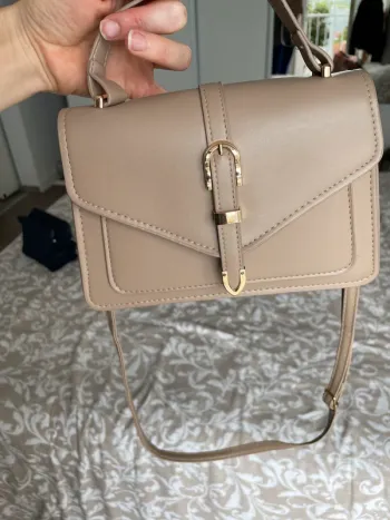 Sac bandoulière beige avec boucle dorée