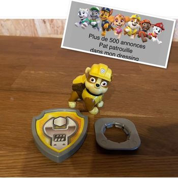 Idée cadeau 🎁 Figurine Ruben avec 1 badge et 1 accroche de la Pat Patrouille