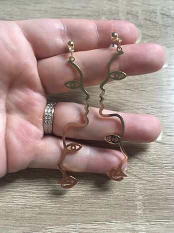 Boucles d’oreilles NEUVES pour femme en forme de visage de profil.