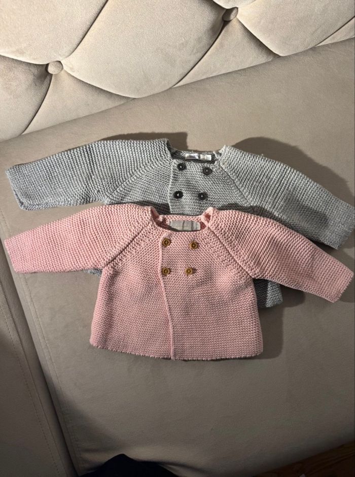 Lot de 2 gilet bébé neuf 3-6 mois - photo numéro 1