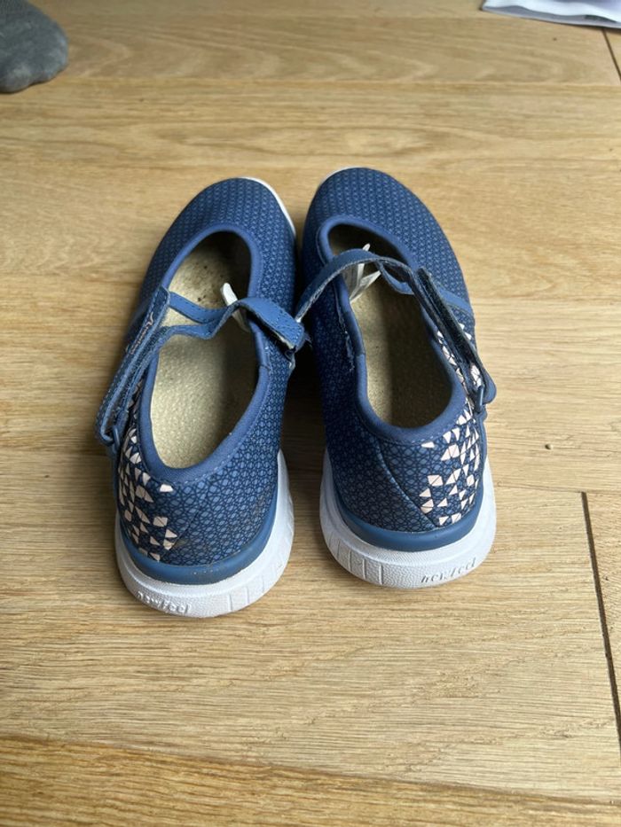Ballerine sportive décathlon taille 34 bleu en très bon état - photo numéro 4