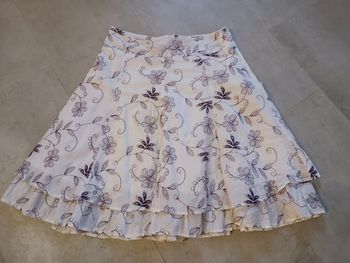 jupe blanche et violette fleurie taille 38 Camaieu