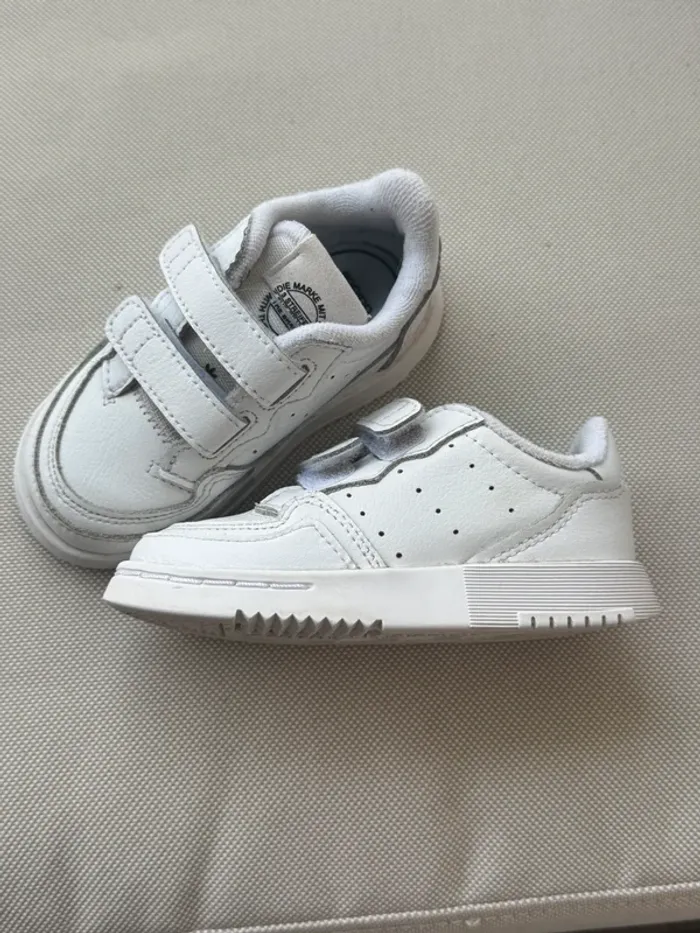 Basket Adidas blanche à scratch