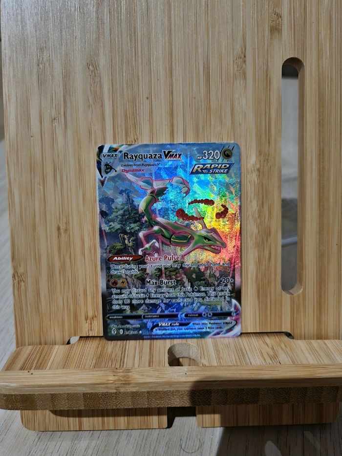 Pokémon Rayquaza VMAX 111/203 – Carte rare brillante (Épée et Bouclier Évolution Céleste)