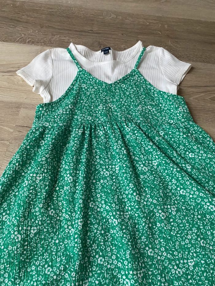petite robe d’été verte à fleurs avec T-shirt blanc cousu - photo numéro 2